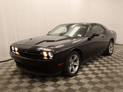 Used 2016 Dodge Challenger SXT image 1