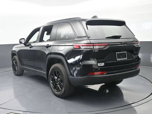 Used 2025 Jeep Grand Cherokee Altitude RWD image 4