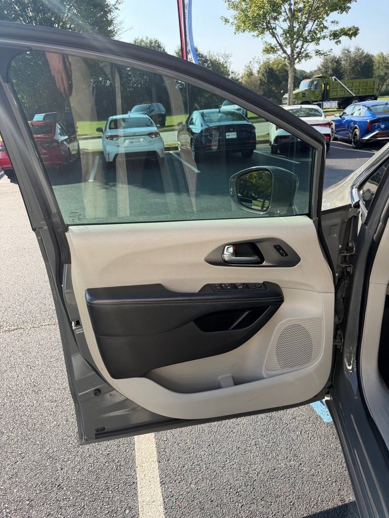 Used 2022 Chrysler Pacifica Touring-L FWD image 8