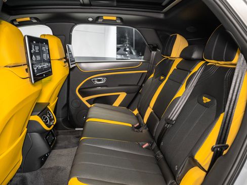 Used 2025 Bentley Bentayga image 24