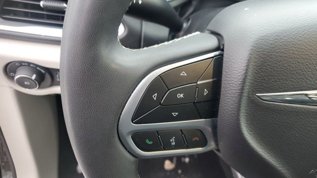 Used 2024 Chrysler Pacifica Touring-L FWD image 10