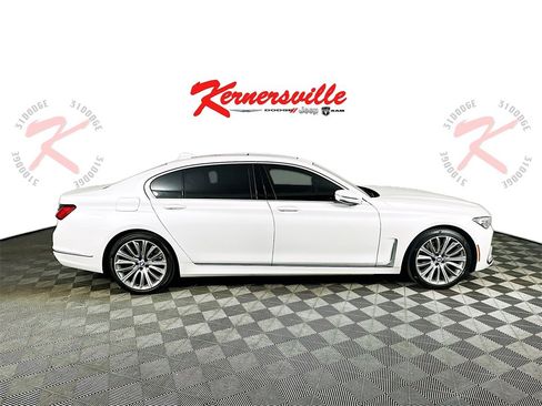 Used 2021 BMW 750i xDrive w/ Executive Package image 8
