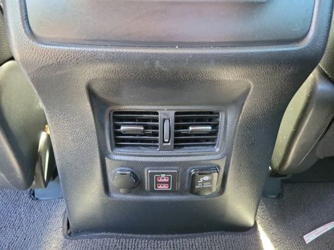 Used 2021 Nissan Titan SL w/ Moonroof Package AWD/4WD image 10