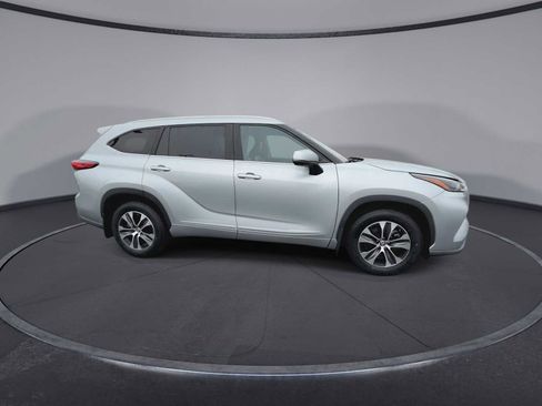 Used 2022 Toyota Highlander XLE image 9