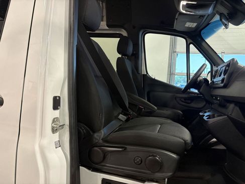 Used 2023 Mercedes-Benz Sprinter 1500 image 34