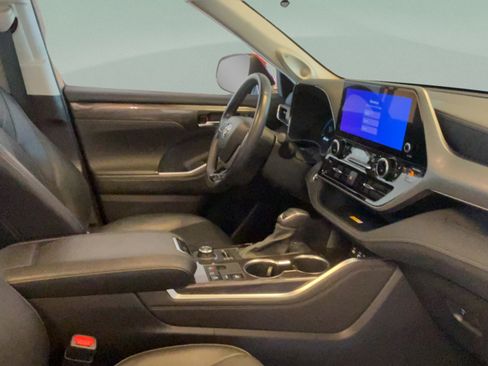 Certified 2024 Toyota Highlander Platinum AWD/4WD image 41