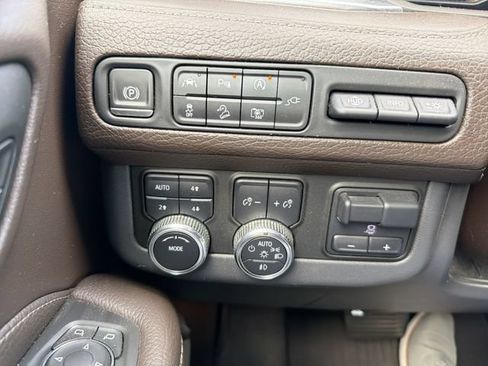 Used 2022 GMC Yukon XL Denali w/ Denali Premium Package AWD/4WD image 24