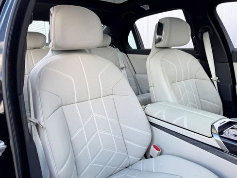 Used 2023 BMW i7 xDrive60 w/ Executive Package 2 image 43