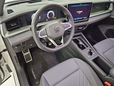 New 2025 Volkswagen Tiguan SE R-Line image 2