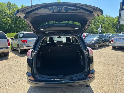 Used 2018 Toyota RAV4 LE FWD image 9