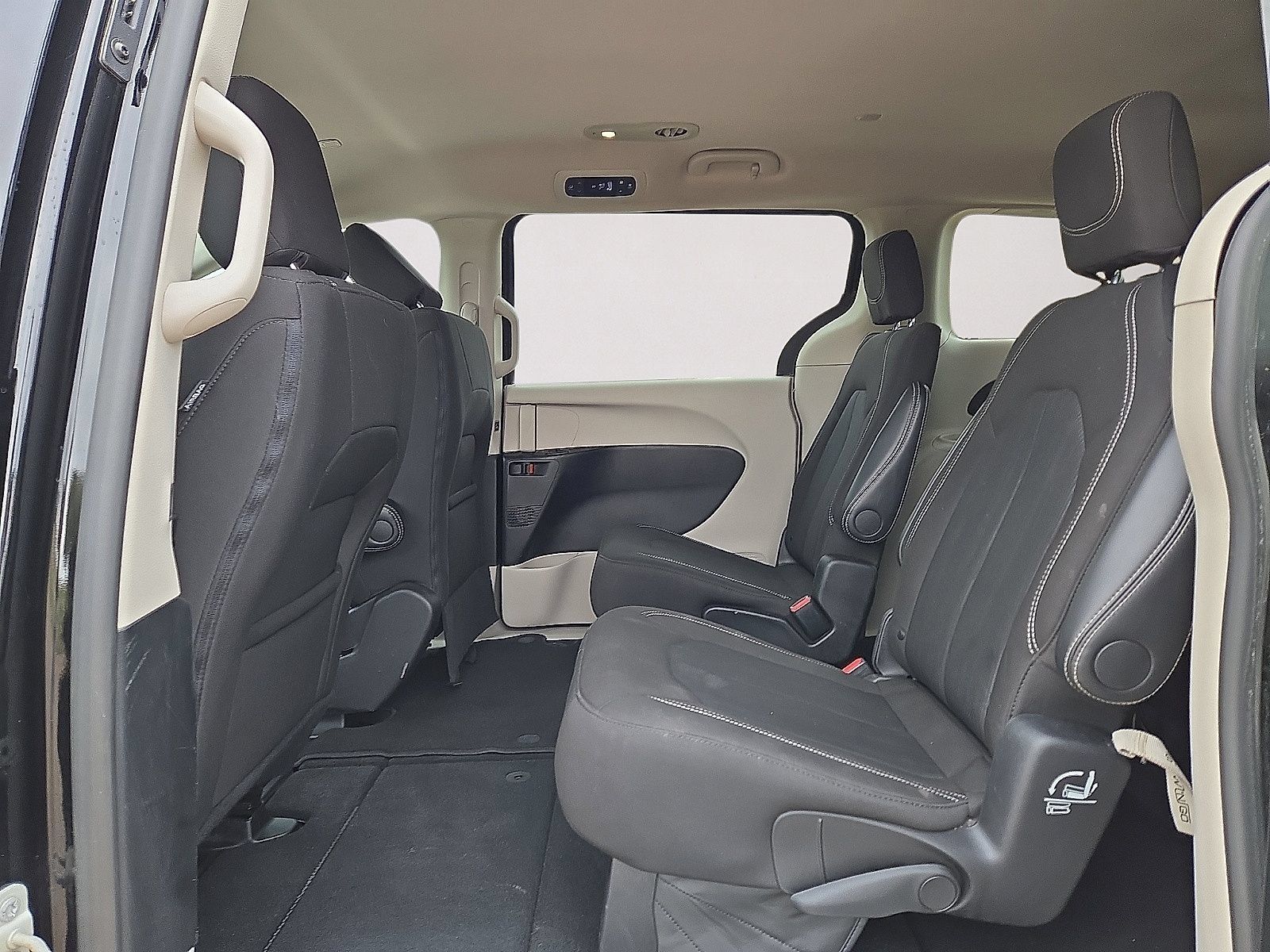 Used 2024 Chrysler Voyager LX FWD image 16