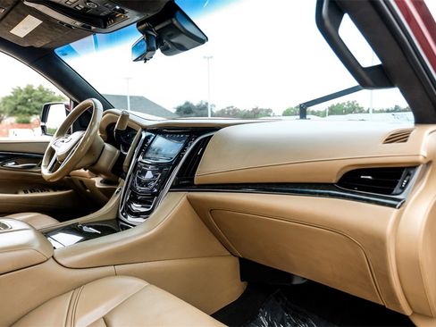 Used 2019 Cadillac Escalade Platinum image 10