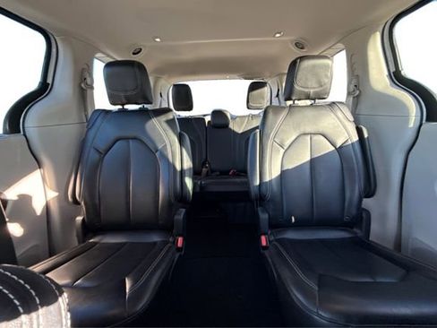 Used 2023 Chrysler Pacifica Touring-L image 14