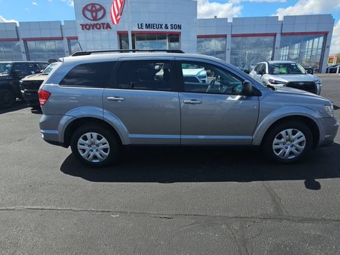 Used 2018 Dodge Journey SE w/ Connectivity Group FWD image 2