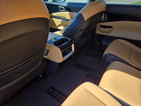 Used 2022 Kia Carnival EX FWD image 16