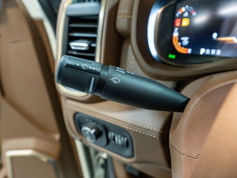 Used 2023 RAM 3500 Limited image 32