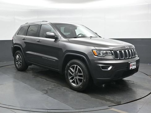 Used 2020 Jeep Grand Cherokee Laredo w/ 18" Wheel & 8.4" Radio Group AWD/4WD image 4