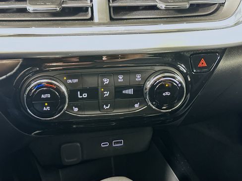 Used 2025 Chevrolet Trax LT w/ LT Convenience Package image 23