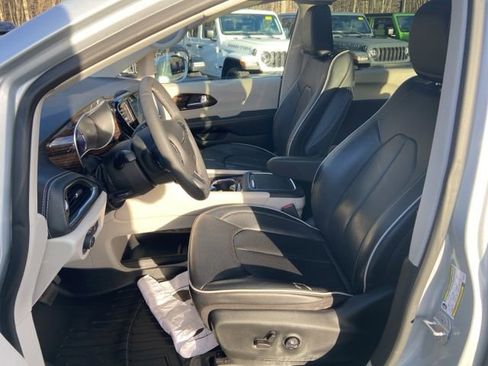 Used 2022 Chrysler Pacifica Limited image 12