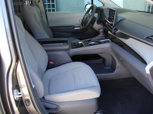 Used 2024 Toyota Sienna LE w/ LE Plus Package FWD image 29