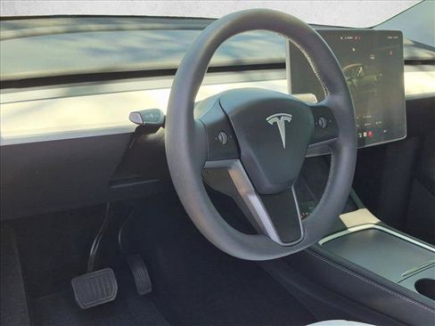 Used 2025 Tesla Model Y Long Range RWD image 3