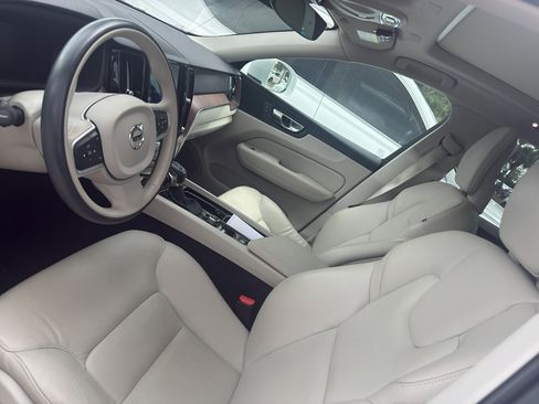 Used 2021 Volvo XC60 T5 Momentum w/ Protection Package Premier image 4