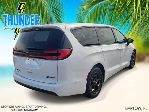 Used 2024 Chrysler Pacifica Limited FWD image 4