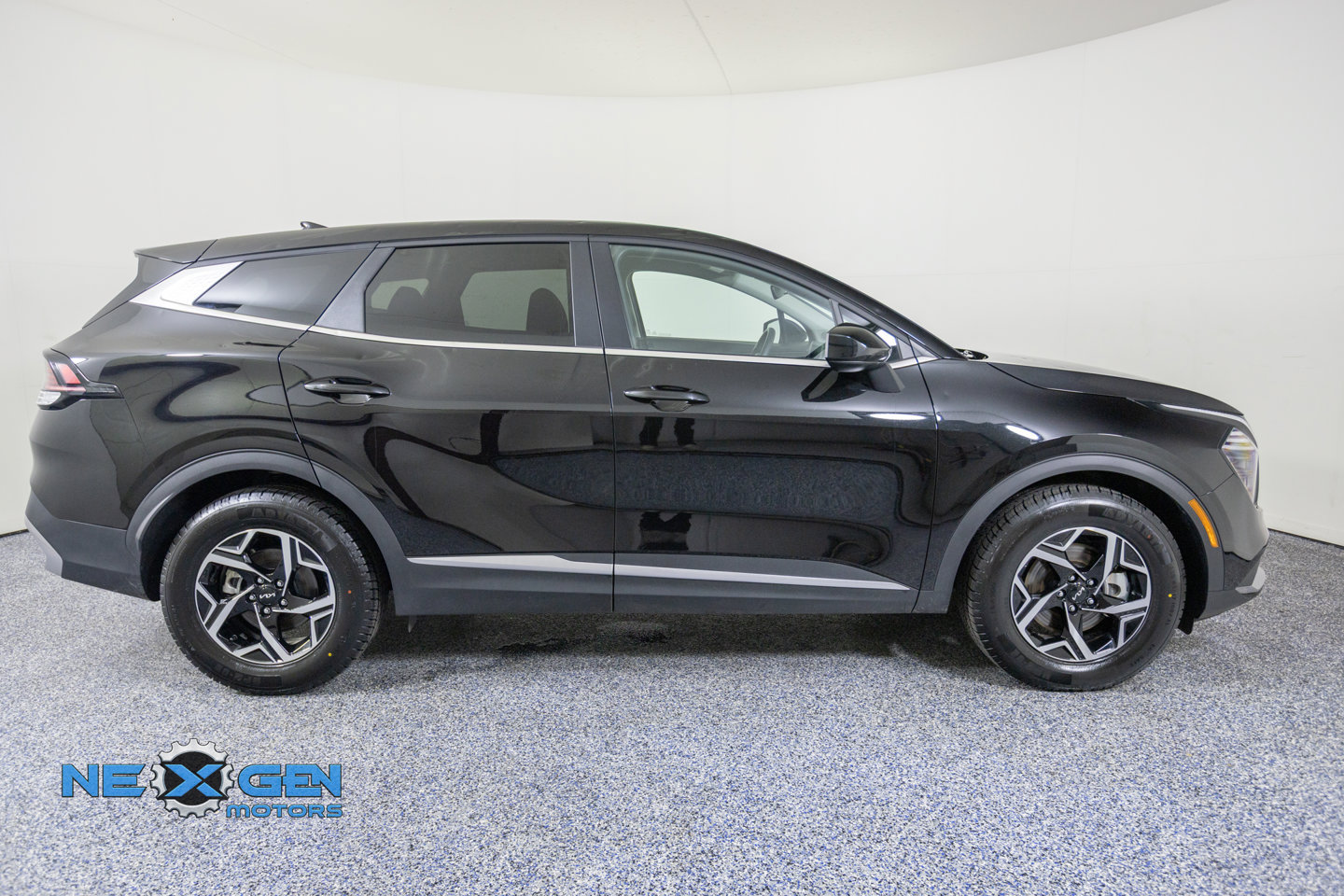 Used 2025 Kia Sportage LX FWD image 9
