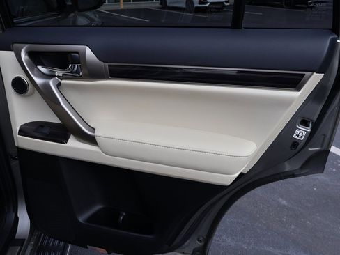 Used 2021 Lexus GX 460 Premium w/ Accessory Package image 15