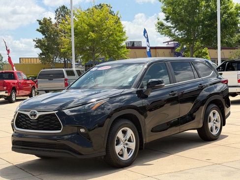 Used 2023 Toyota Highlander LE AWD/4WD image 7