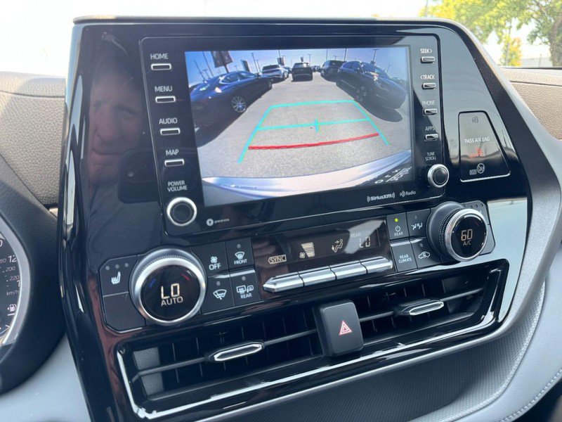 Used 2022 Toyota Highlander XLE AWD/4WD image 24