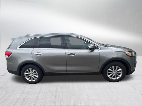 Used 2017 Kia Sorento AWD w/ LX Convenience Package image 4