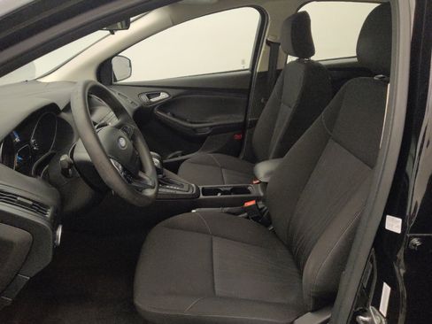 Used 2018 Ford Focus SE w/ SE Appearance Package FWD image 17
