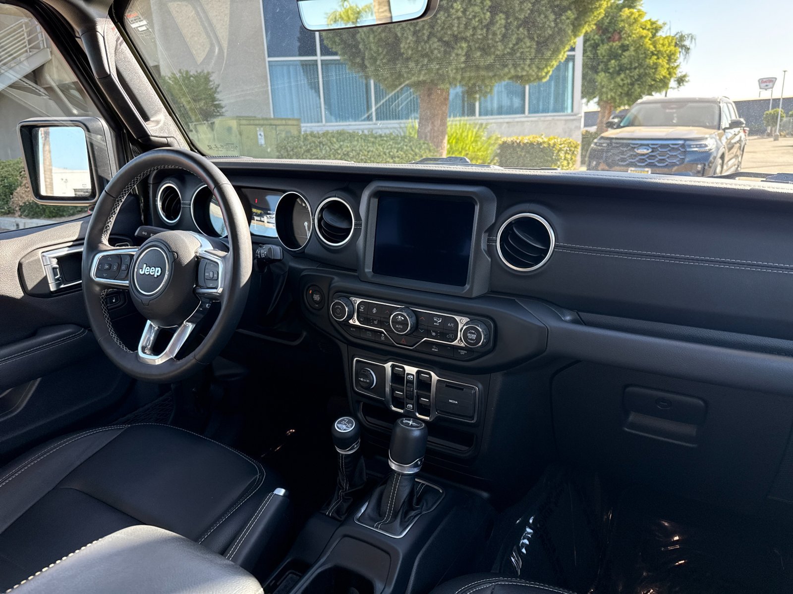 Used 2022 Jeep Wrangler Unlimited Sahara w/ Cold Weather Group AWD/4WD image 13