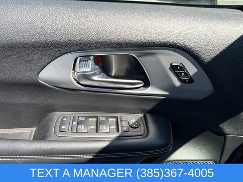Used 2025 Chrysler Pacifica Limited FWD image 22