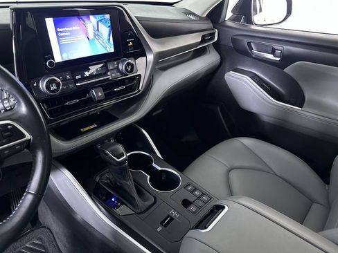 Used 2023 Toyota Highlander XLE AWD/4WD image 36
