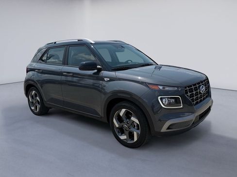Used 2024 Hyundai Venue Limited FWD image 7