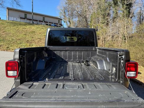 Used 2022 Jeep Gladiator Sport image 8