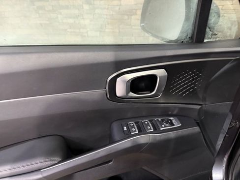 Used 2022 Kia Sorento EX w/ Panoramic Sunroof Package image 12