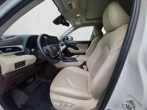 Used 2020 Toyota Highlander Platinum FWD image 17