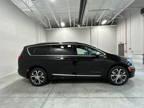New 2026 Chrysler Pacifica Pinnacle image 5