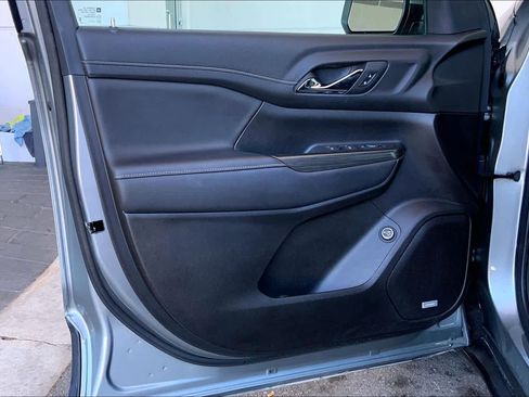 Used 2023 GMC Acadia SLT image 22