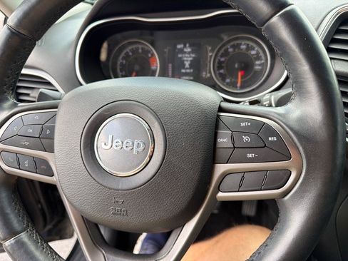 Used 2019 Jeep Cherokee Latitude Plus FWD image 29