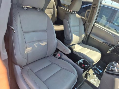 Used 2015 Toyota Sienna XLE w/ XLE Navigation Package FWD image 40