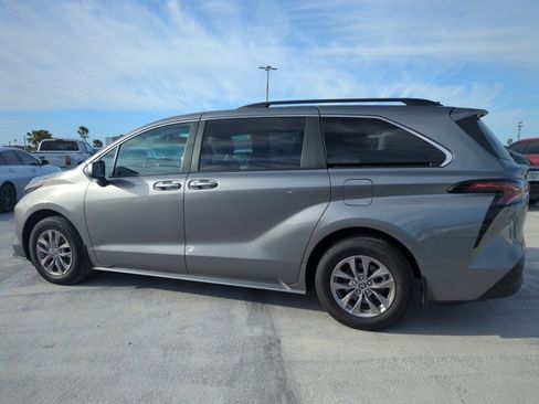 Used 2026 Toyota Sienna XLE image 5