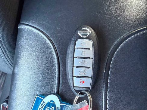 Used 2018 Nissan Rogue SV image 28