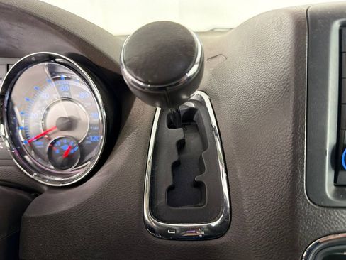 Used 2016 Chrysler Town & Country Touring-L image 32