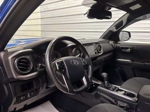Used 2018 Toyota Tacoma TRD Sport image 10