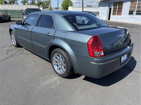 Used 2005 Chrysler 300 Touring RWD image 3