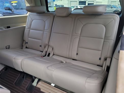 Used 2019 Lincoln Navigator Reserve image 13